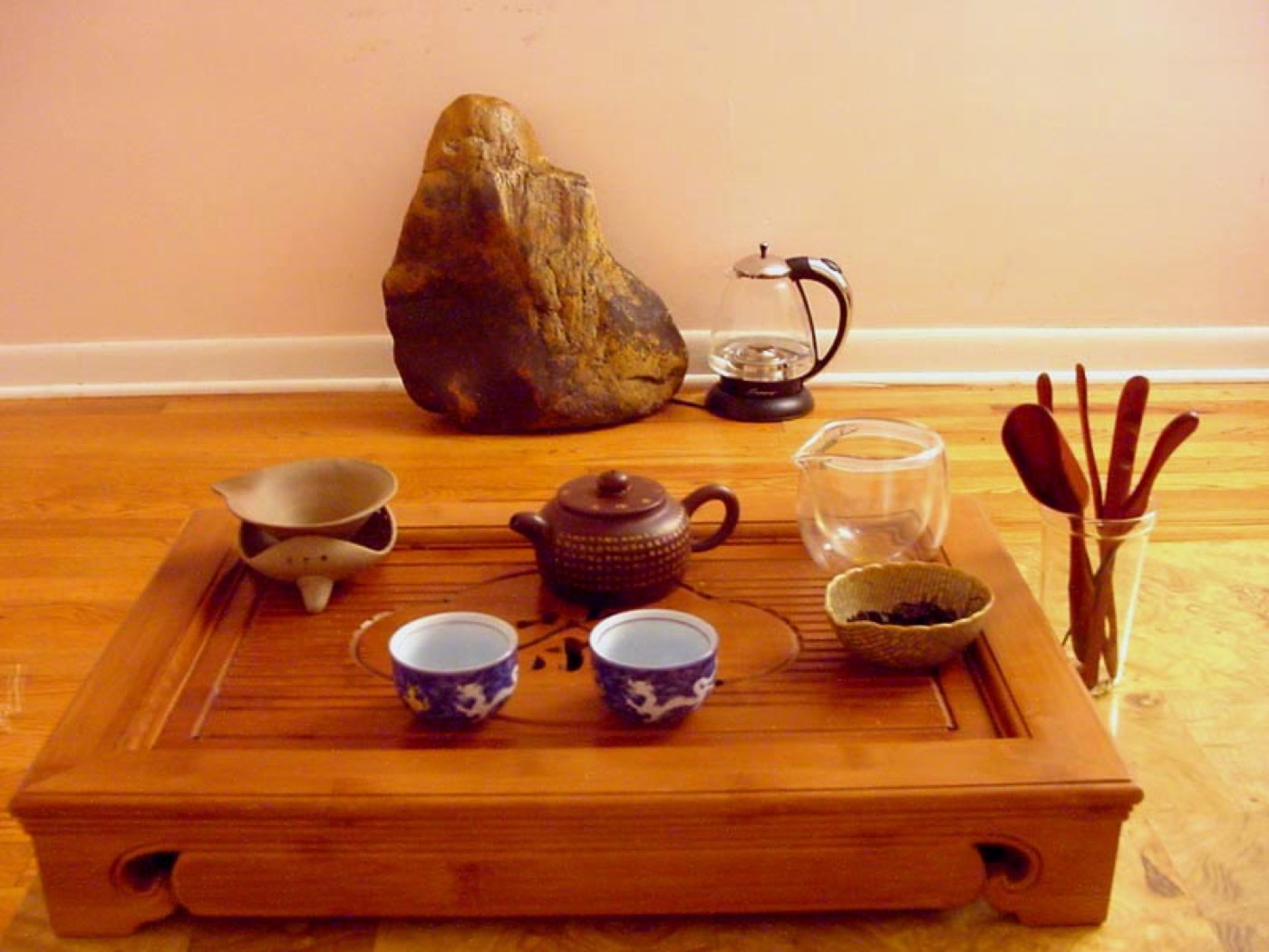 The gongfu brewing sequence — small pot, small cups, slow pace.