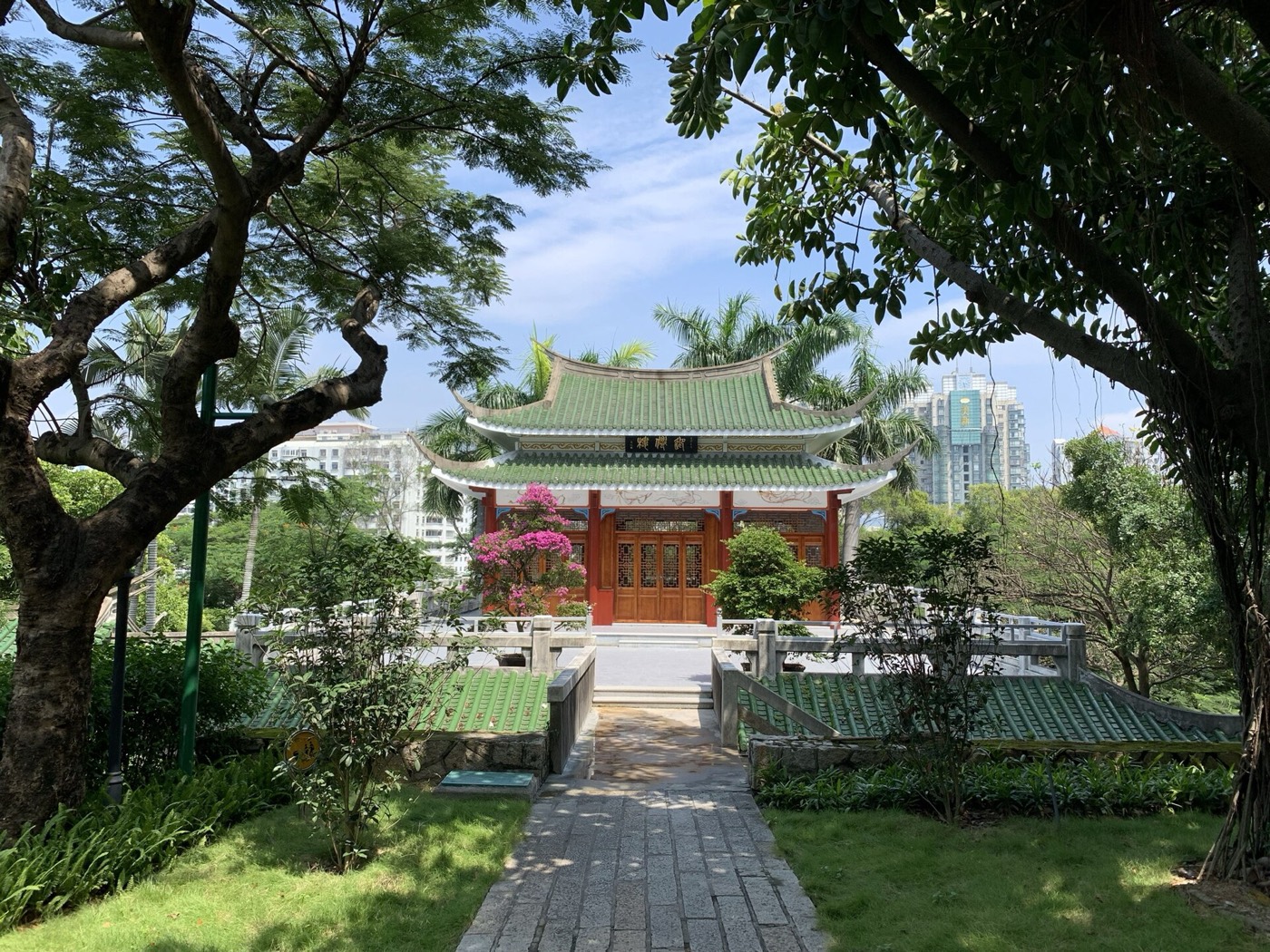 Nanputuo temple, before the tour buses.